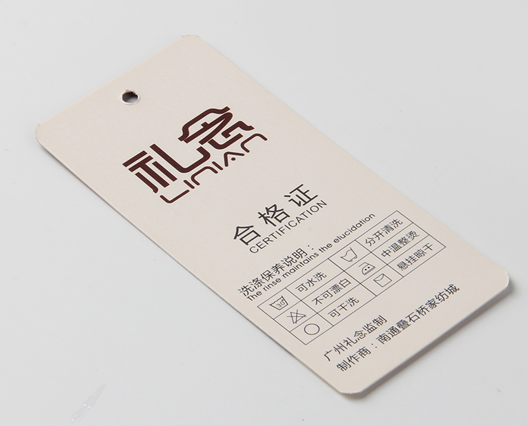 衣服吊牌在定做時出幺蛾子，制造商這樣做不懼怕劃痕